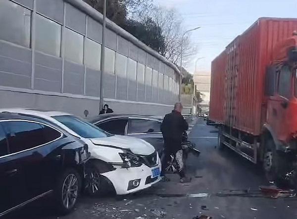 引发连环事故 无人员伤亡开元棋牌app货车追尾(图2)