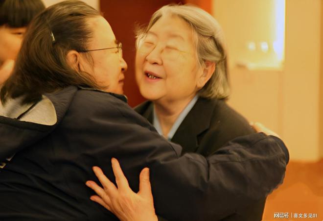 她俩一见面就拥抱真是姐妹情深啊开元棋牌毛主席两个女儿的合影