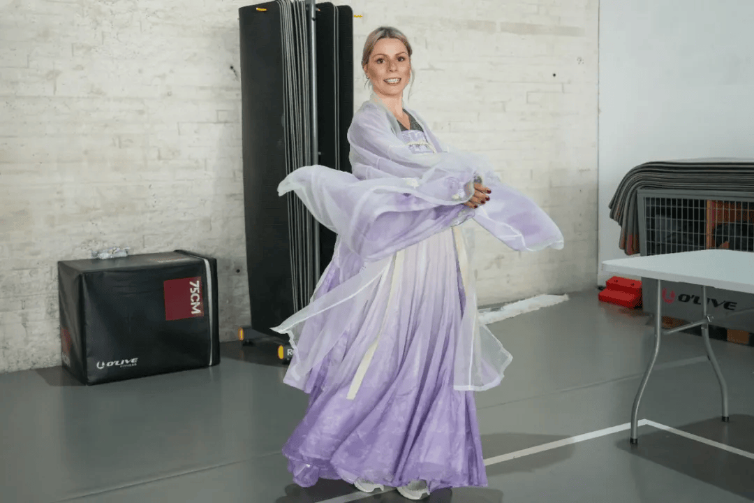 学生趣味运动会如何让中西青年“玩”成一片？开元棋牌汉服、塔罗、运动破冰！第二届中西大(图1)